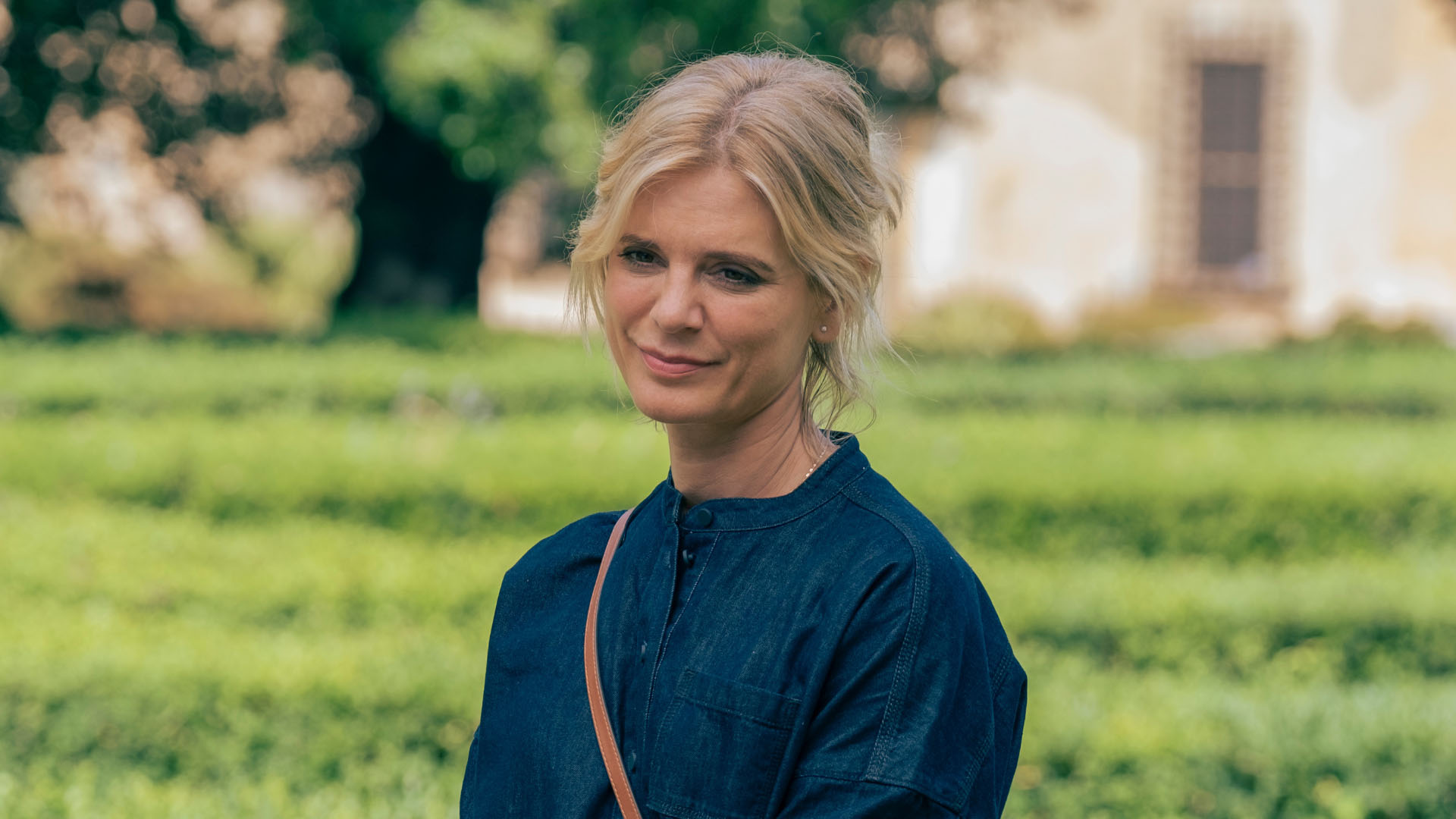 British spy Sylvia Fox decides to start anew in Umbria solving cases and winning over a local cop.